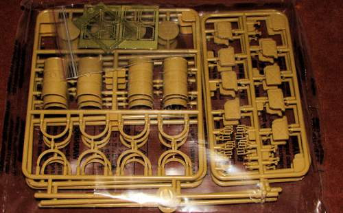 Bronco 1:35 WWII Hungarian 20L Jerry Can & 200L Fuel Drum Set