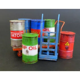 Plus model 1:35 Metal barrels with handcarts