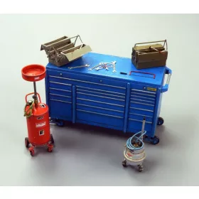 Plus model 1:35 Garage equipment