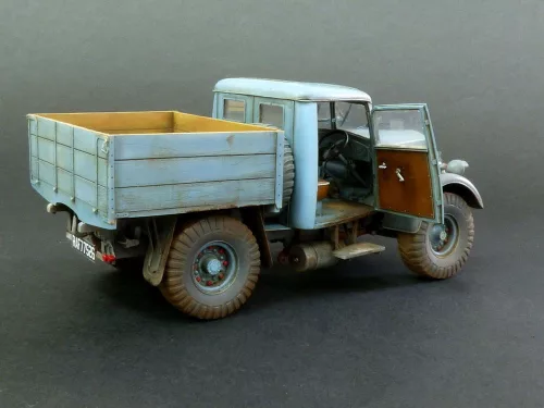 Plus model 1:35 Ford WOT-3 Tructor
