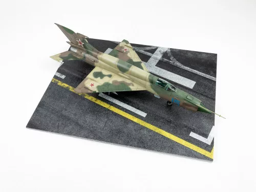 Red Fox Studio 1:48 Modern NATO Airfield Type 8 300x230mm (Universal)