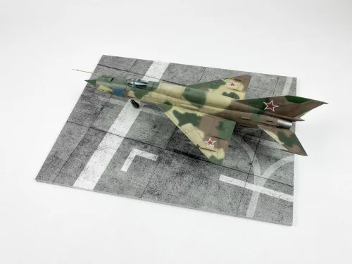 Red Fox Studio 1:48 Modern NATO Airfield Type 9 300x230mm (Universal)