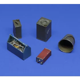 Royal Model 1:16 Toolbox, oil cans and bucket