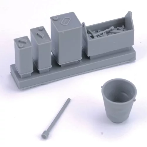 Royal Model 1:16 Toolbox, oil cans and bucket