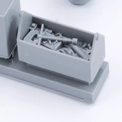 Royal Model 1:16 Toolbox, oil cans and bucket