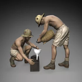 Royal Model 1:35 German DAK soldiers battery maintenance