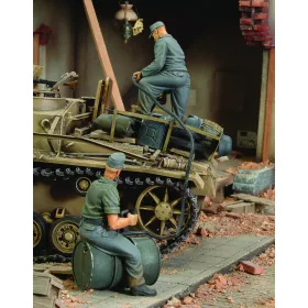 Royal Model 1:35 German crew refuelling tank-2 fig.-WWII