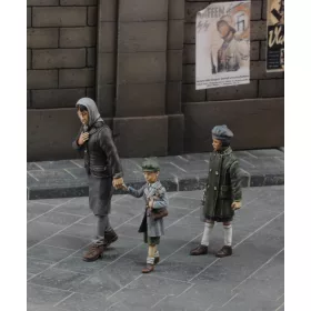 Royal Model 1:35 Mother with her children