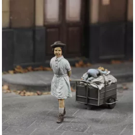 Royal Model 1:35 Girl with her stuff