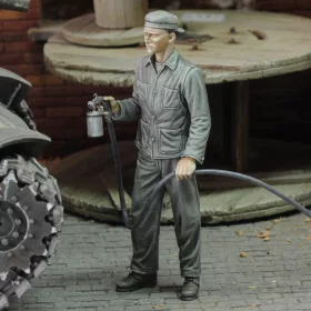 Royal Model 1:48 Soldier spray painting