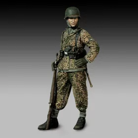 Royal Model 1:48 German soldier with rifle