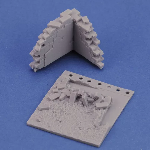 Royal Model 1:35 Base with ruined wall 'cm4x4' No.10
