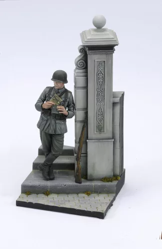 Royal Model German soldier eating - WWII (75 mm)