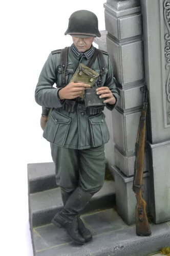 Royal Model German soldier eating - WWII (75 mm)