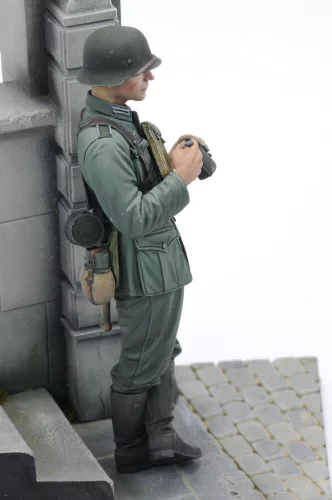 Royal Model German soldier eating - WWII (75 mm)