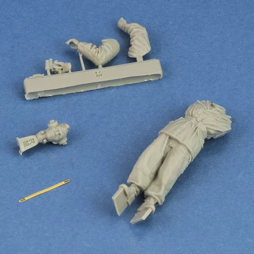 Royal Model 1:35 German tanker in winter dress with Tiger I Early cupola