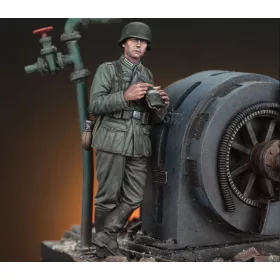 Royal Model 1:35 German infantry soldier eating - WWII