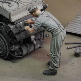 Royal Model 1:72 German soldier at work - WWII